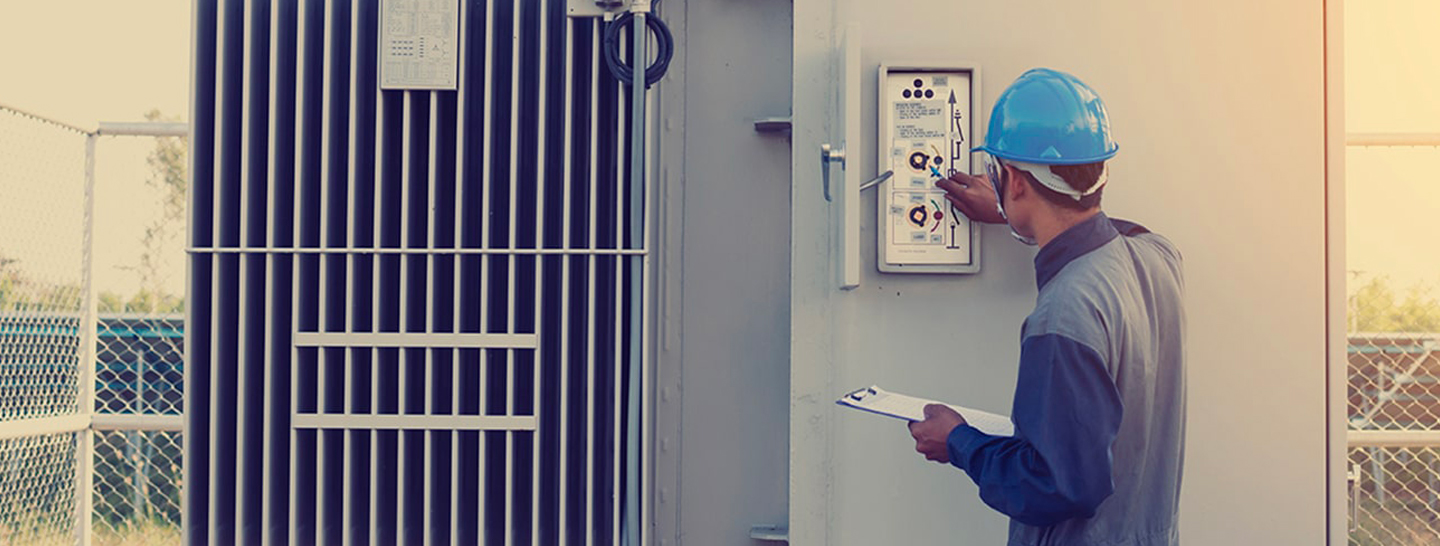 Hombre de ENEL X realizando diagnóstico de fallas